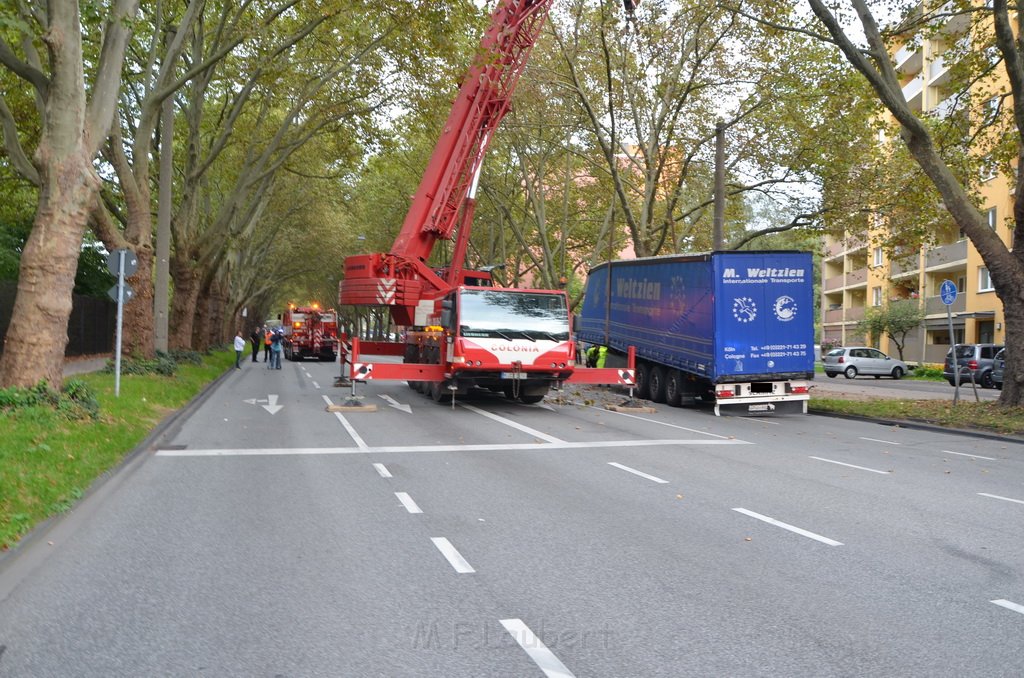 LKW verliert Auflieger Koeln Boltensternstr Pasteurstr P1962.JPG